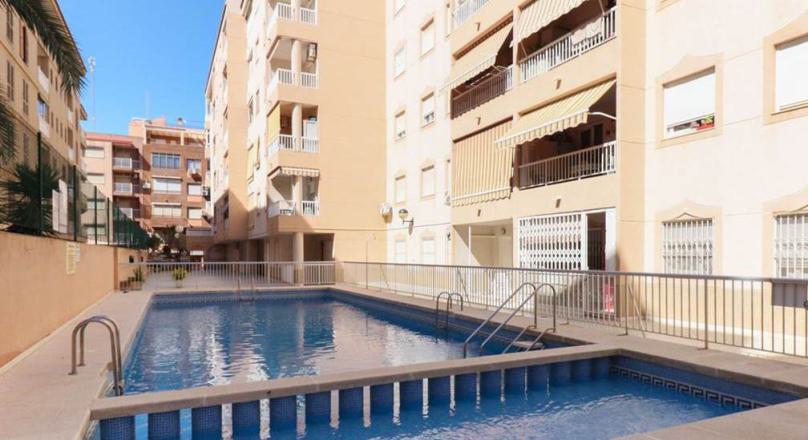 Apartamento cerca del mar con un dormitorio y piscina