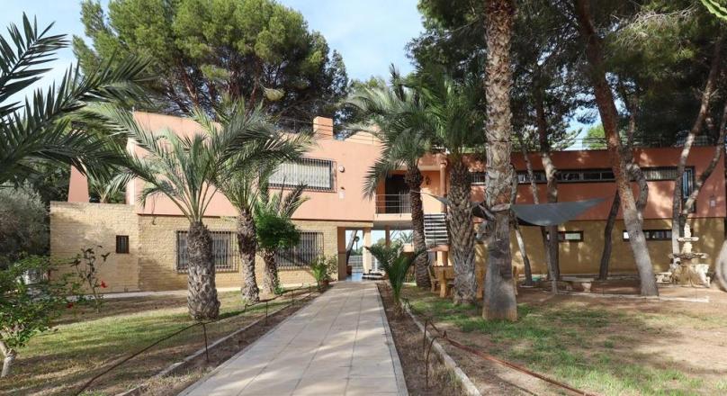 6 bedrooms in Los Balcones Torrevieja with large plot